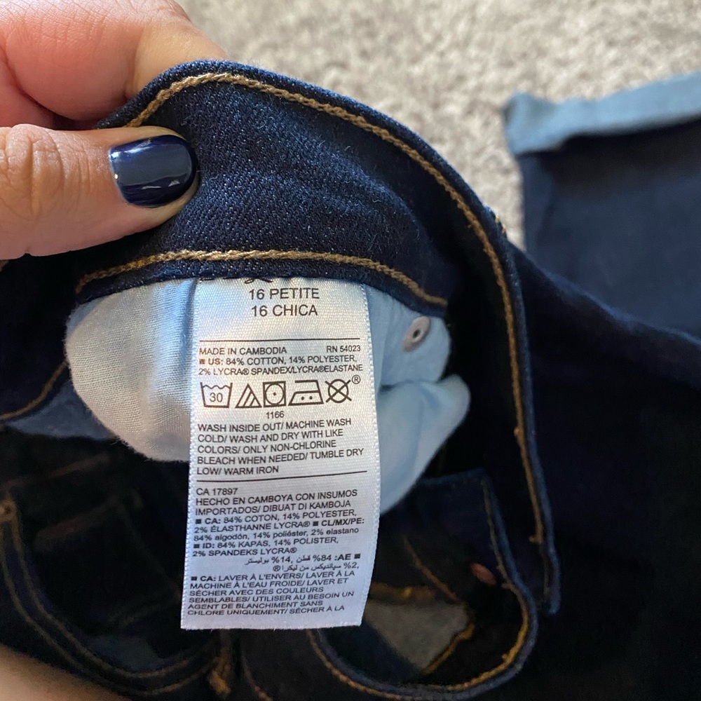 Old Navy Mid Rise jeans - Picture 3 of 3